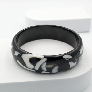 4/24$  Vintage black and white bangle bracelet